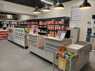 Comptoir de l'atelier de couleurs dans les magasins Classidur Jallut