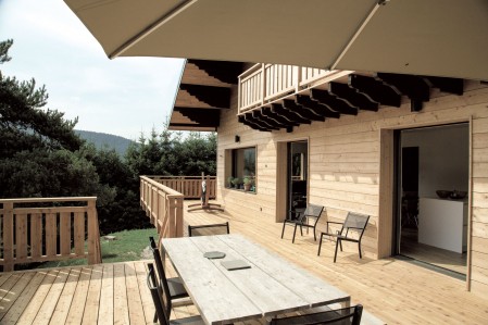 Maison de ontagne avec terrasse et façade en bois
